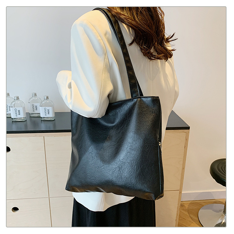 Retro large-capacity tote bag for women, 2024 new style fashionable portable commuting bag for going out, single-shoulder bag for students' classes undefined