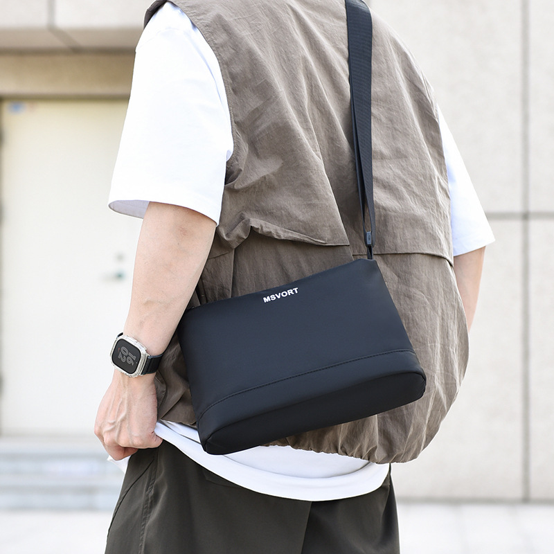 Bolso de hombro de hombre casual de nuevo estilo transfronterizo, bolso de hombre de viaje de todo fósforo negro ligero, bolso de mensajero de moda ins de estilo coreano