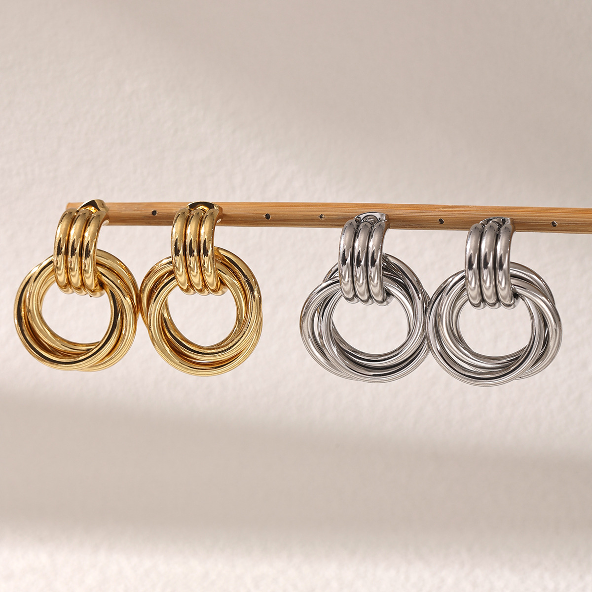 Alta sensación de nicho de acero dorado acero inoxidable pernos de acero titanio geometría exagerada moda femenina personalidad auriculares