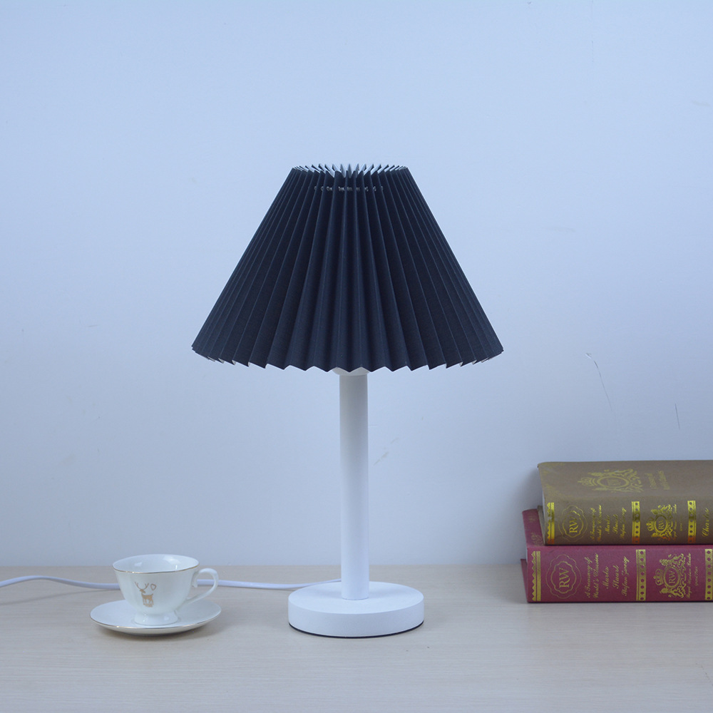 Lámpara de mesa plisada de noche de dormitorio de madera maciza nórdica Corea del Sur internet celebrity ins B & B cafe dormitorio lámpara de decoración nocturna