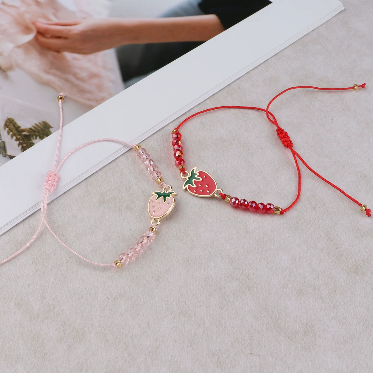 Трансграничные новые модные хрустальные бусы плетеные красные розовые клубники регулируемые пары дружеских браслетов производителей оптом
