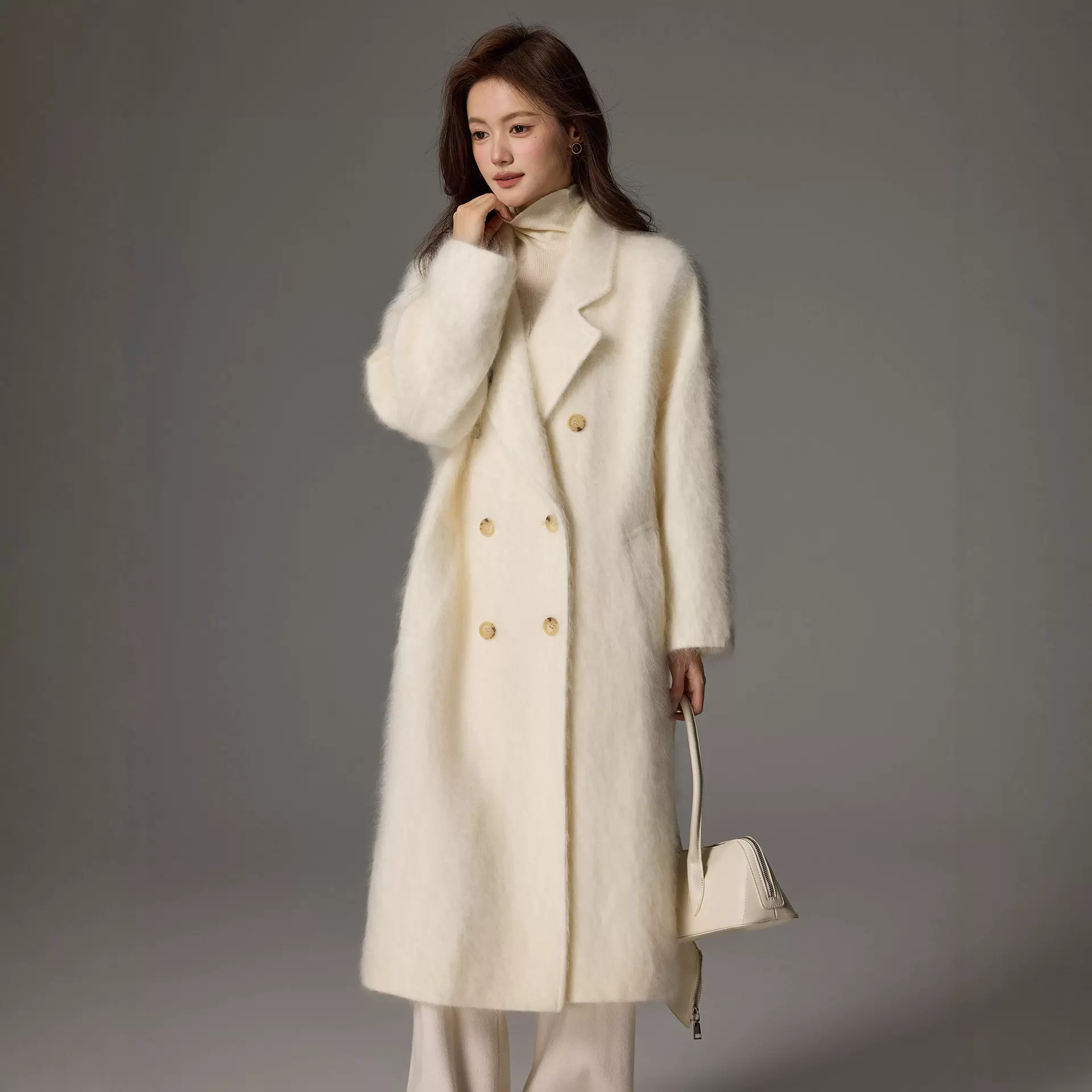 轻奢软糯拉绒山羊绒大衣女廓形双排扣白色宽松羊毛中长款外套