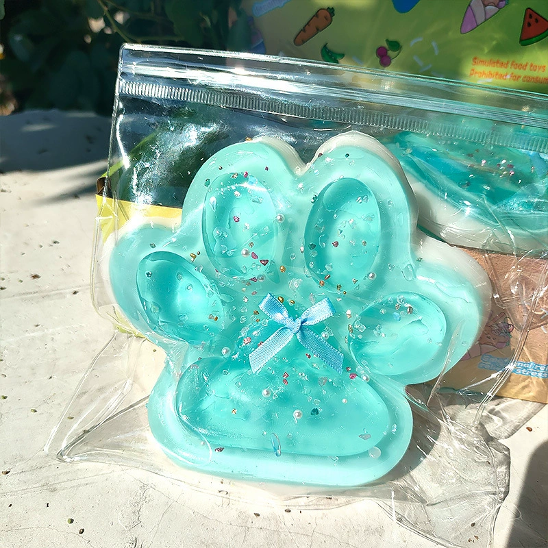 Маленькая красная книга взорвала гигантские прозрачные кошачьи когти