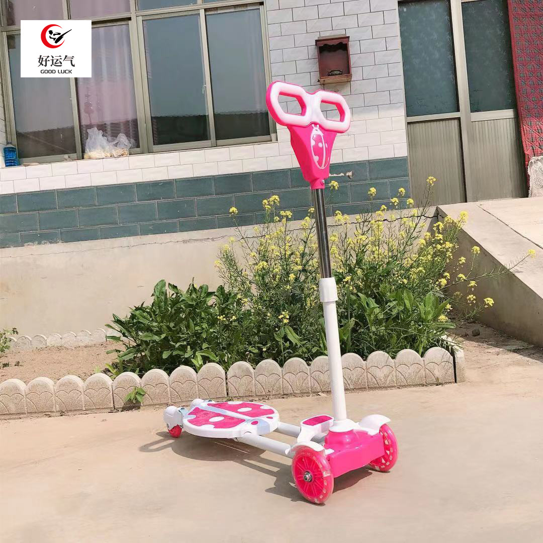 Children's four-wheel scooter flash scissors car 3-6 years old twist scooter balance spot factory supply