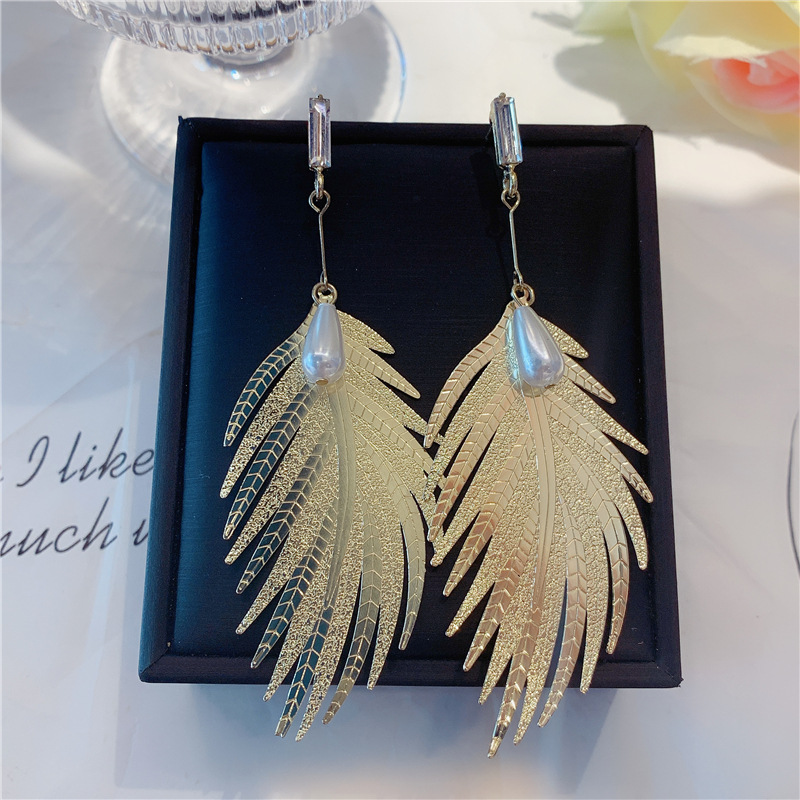 2023 nuevo colgante de moda coreana, pendientes de hoja de metal de todo fósforo de personalidad, pendientes simples de temperamento de celebridad neta de perlas