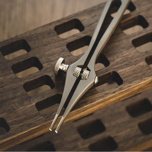 Adjustable spacing method for 1-6mm six-edge chop. Handmade DIY leather chopper. High carbon and high chromium stainless steel.