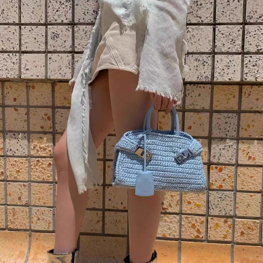 New internet celebrity with fashionable and versatile grass woven mini design, contrasting colors, casual single_voghion.com