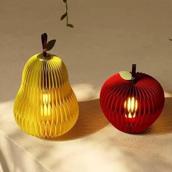 Складные бумажные фонарики в форме аккордеона. Складные бумажные фонарики с наклейками в виде сот. Складные бумажные фонарики.