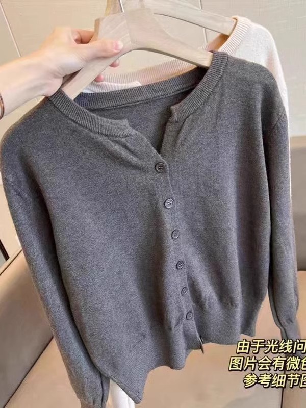韓国版のニットのカーディガンの小さいコートの女性の薄い金の2025春秋の気質の年齢を減らすセーターの外はやせている短い上着を現します。|undefined