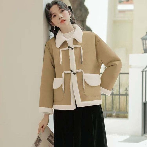 Ladies' Short Winter Cashmere Sheep Coat with Loose Design, Horn Buttons, Round Neck, and Versatile Student Top