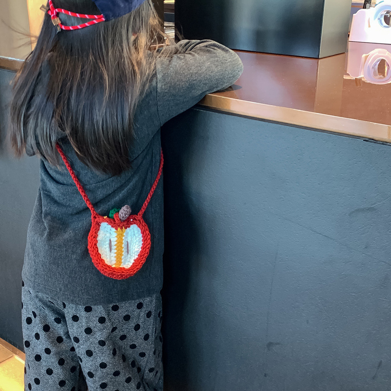 Productos acabados ganchillo manzana estilo bolso de hombro para hombres y mujeres, mini lindos bebés mochilas 2024 nuevo bolso para niños