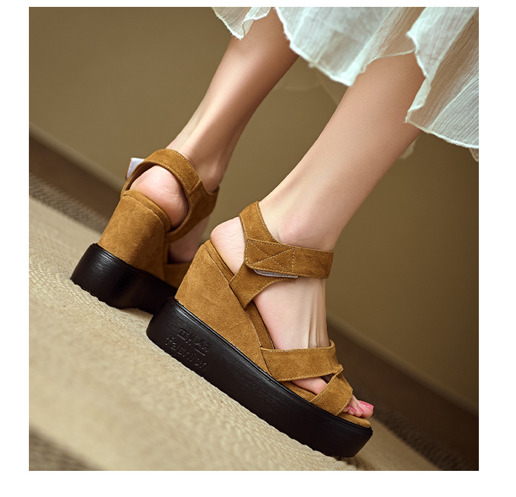 Sandal cao gót nữ mũi hở, đế xuồng bọc da lộn, quai ngang khóa dán, gót 9 cm — Nâu vàng, màu đen chi tiết 12
