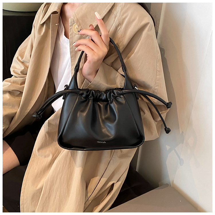 Korean version fashionable drawstring handbag for women 2024 new large capacity bucket commuting versatile shoulder_voghion.com