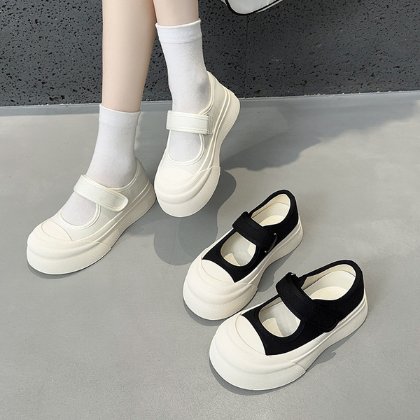 Fashionable Mary Jane shoes platform for leisure