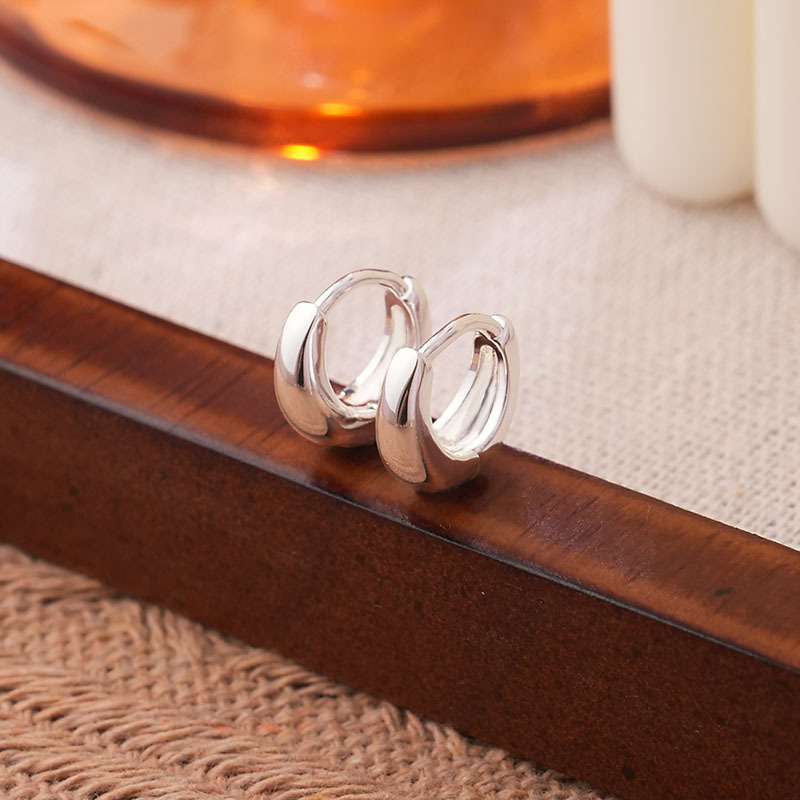 Temperamento coreano nicho 925 pendientes de plata simple personalidad femenina simple brillante joyería de viento frío al por mayor