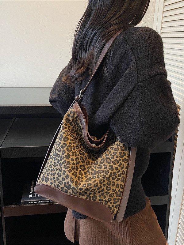 Bolso de gran capacidad de viento universitario para mujeres 2025 nuevo popular leopardo tote de alta calidad sensación de viaje de hombro mochila