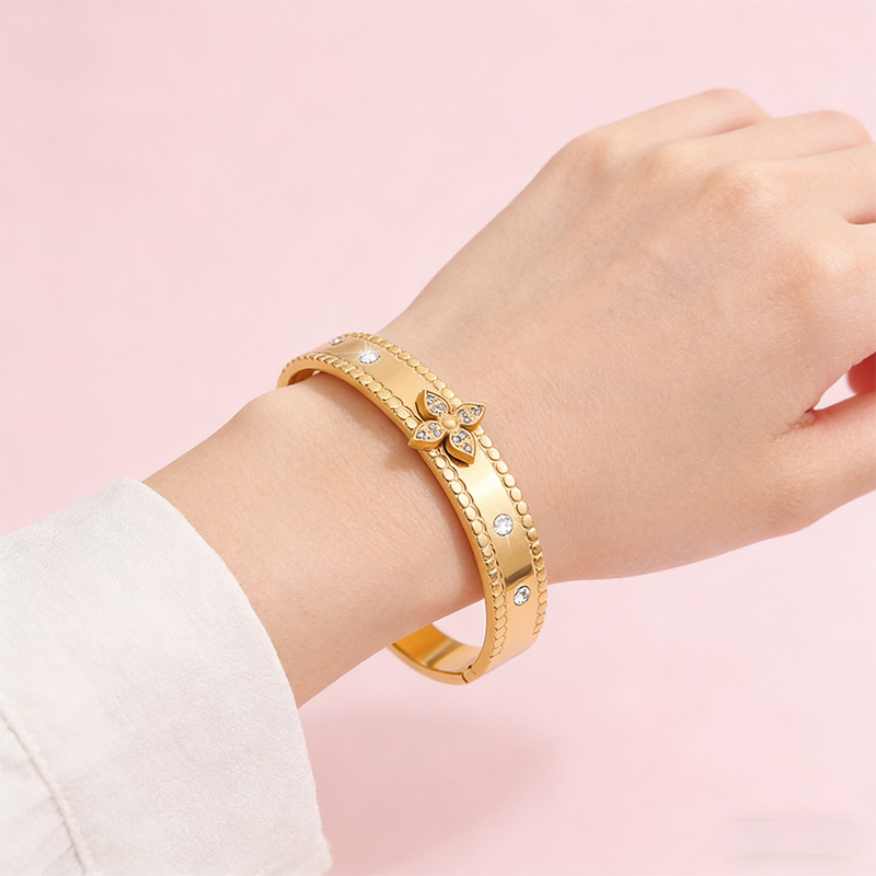 Brazalete de acero inoxidable de cuatro hojas de flores de diamantes de lujo ligero flores no se desvanecen pétalos pareja joyas de brazalete de acero de titanio image 7