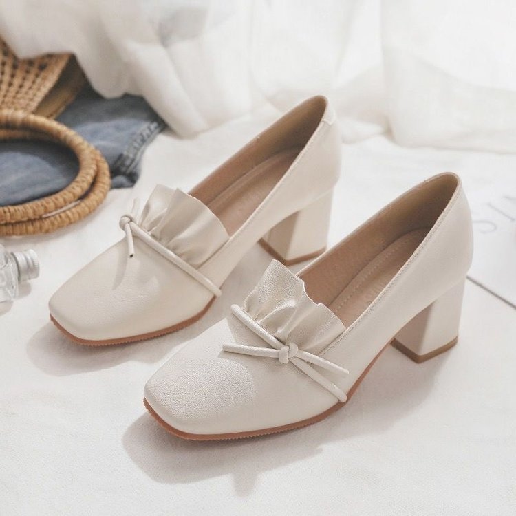 Calzado de tacón alto para niños y niñas de Mary Jane 2025 nuevo estilo pequeño viento de fragancia versátil un taconero grueso botón de perla zapatos franceses para mujeres