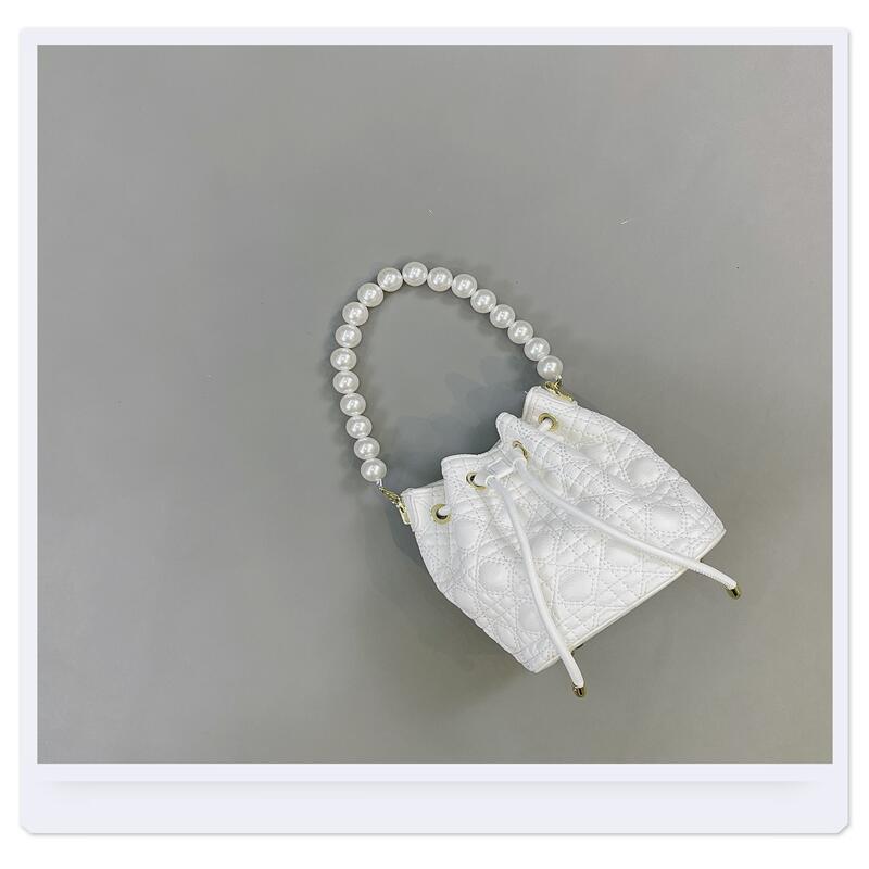 Nuevo Bolso De Mensajero Con Cadena De Perlas De Moda Con Textura Bolso De Cubo Con Diamantes Salvajes display picture 4