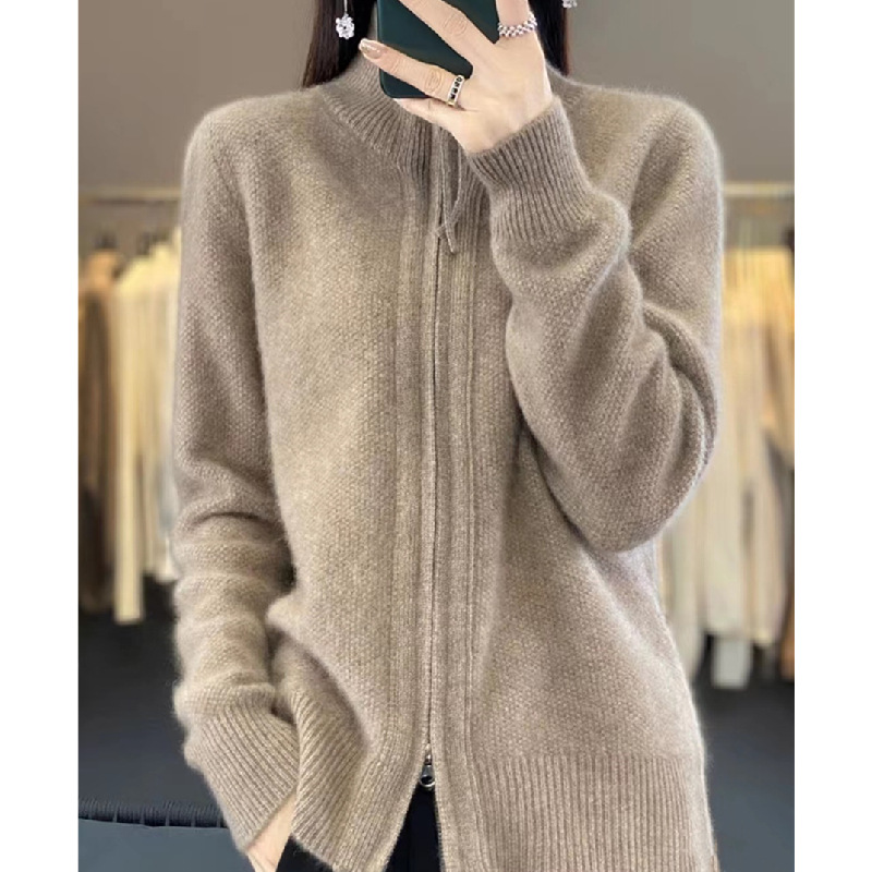 Retro solid autumn sweater with a round collar
