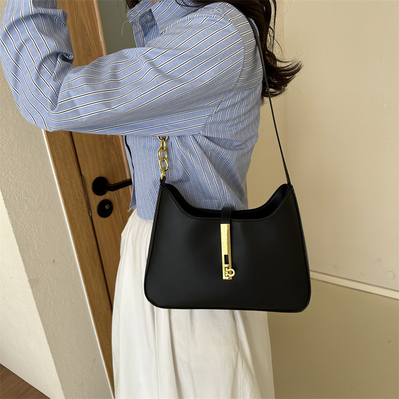 Texturerat låsspänne koreansk stil axelväska ny stil 2024 höst och vinter temperament pendlar motorcykelväska fashionabel armhåla väska_voghion.com