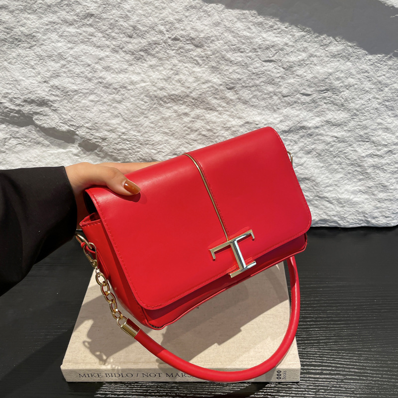 Bolso cuadrado pequeño de cuero suave cadena 2024 moda otoño e invierno nuevo bolso de mensajero literario color caramelo bolso de hombro de estilo perezoso