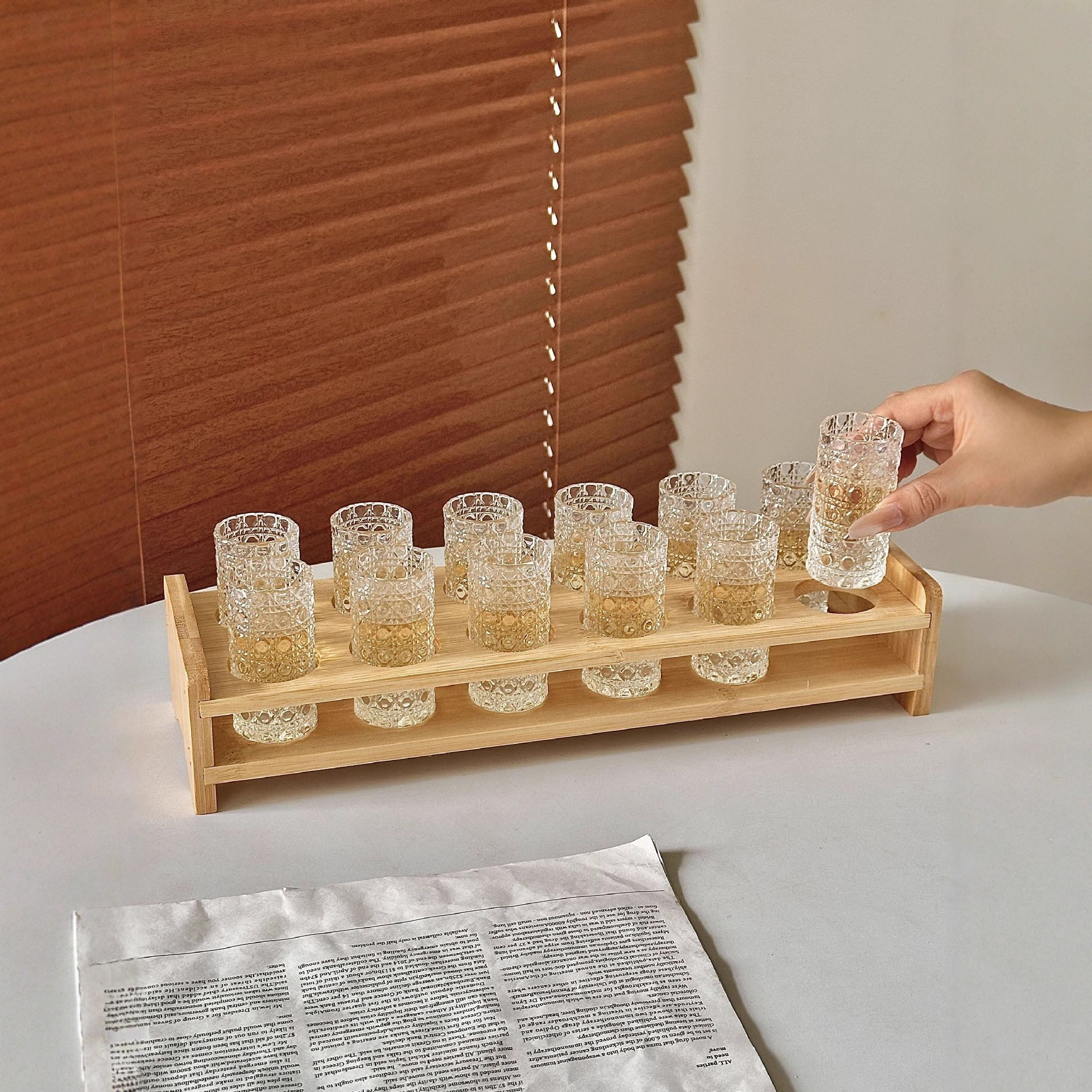 Nuevo ligeramente lujoso relieve de vidrio grueso taza de vino blanco taza de vino pequeño hogar un sorbo de taza de licor con patrón de gemas