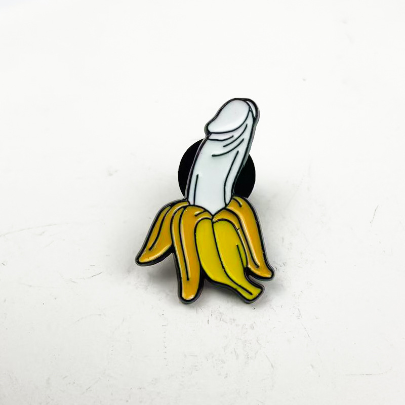 Broche de plátano pelado divertido transfronterizo estilo ins personalidad fruta aleación ropa cuello insignia accesorios de alfiler