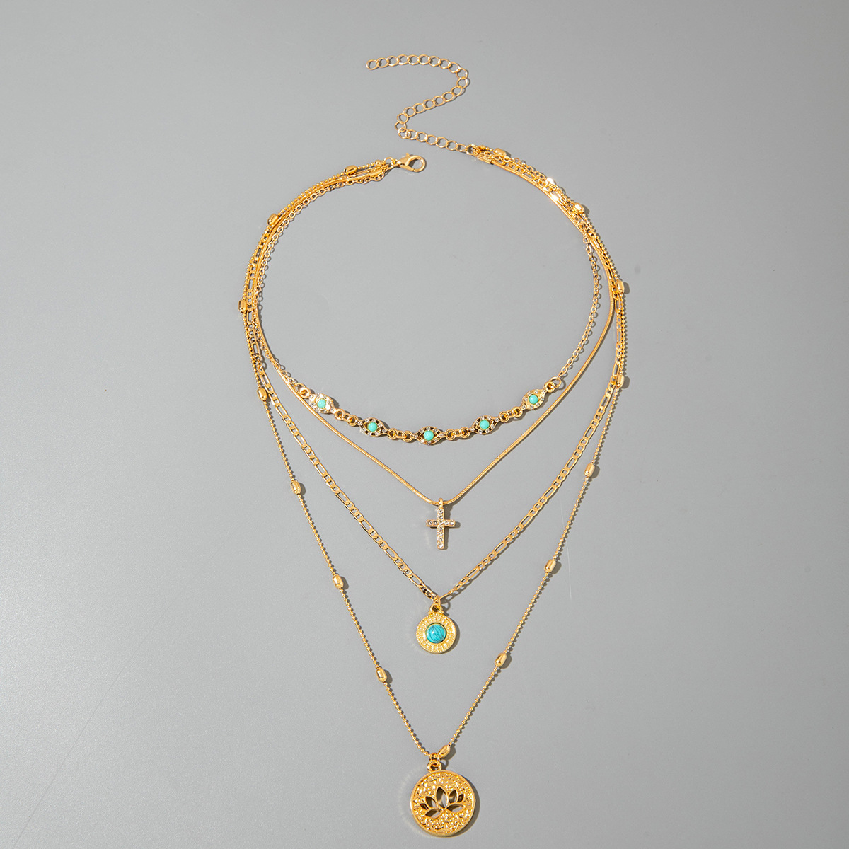Collier superposé minimaliste avec chaînes fines élégance_voghion.com