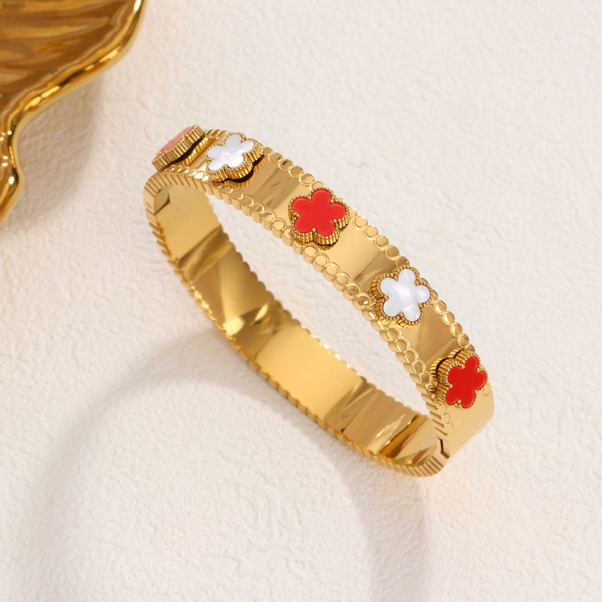 21 다섯잎 레드 앤 화이트 쉘 팔찌 골드