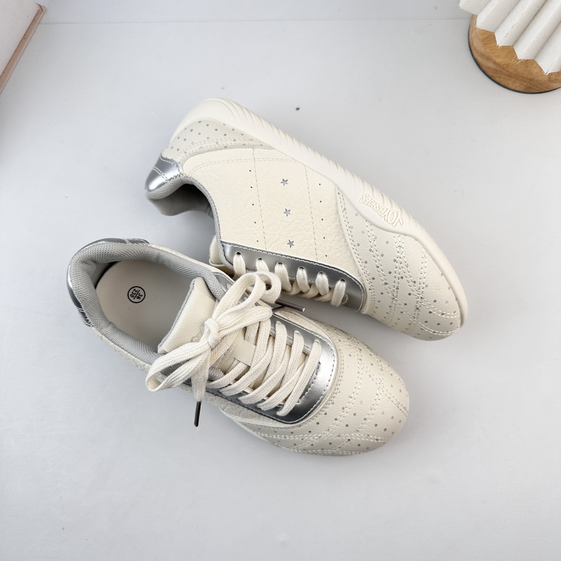 Yuanbo nicho no choque zapatos de skate para mujeres 2025 nuevo primavera y otoño zapatos blancos con suela gruesa zapatos casuales para mujeres