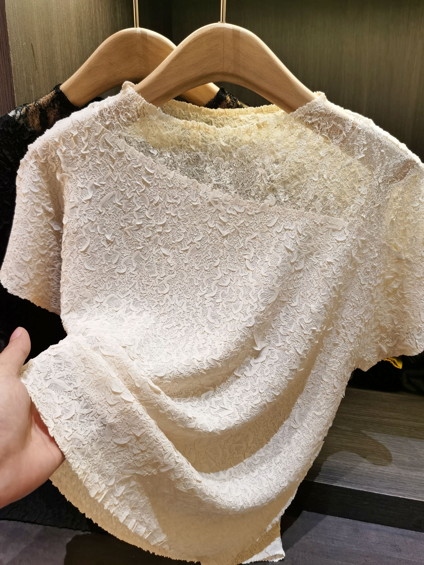 Áo thun nữ cổ tròn tay ngắn phối ren xếp ly rộng — màu đen, màu hồng, màu mơ