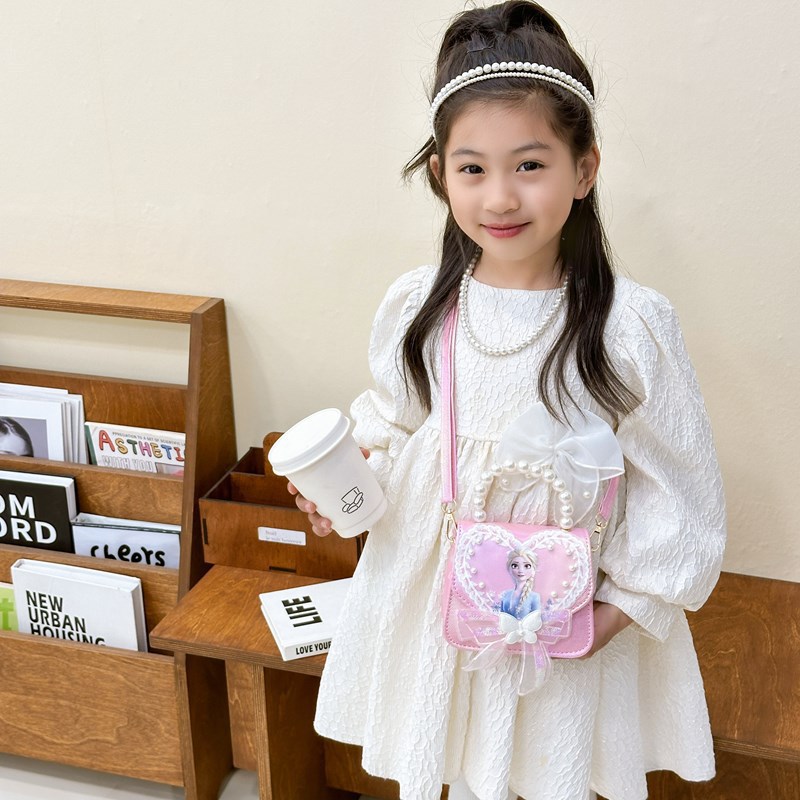La niña transfronteriza Aisha bolso de hombro de este año, bolso de perla de moda popular, bolso de hombro para niños coreanos.
