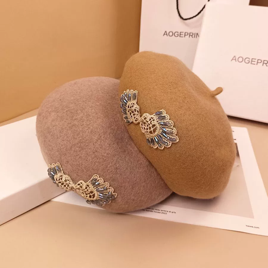 Demi-season cap with bow, retro beret