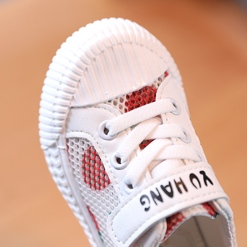 2024 verano nuevos niños y niñas transpirable fresa piña tablero zapatos pequeños y medianos niños huecos de una sola malla suave inferior zapatos casuales al por mayor