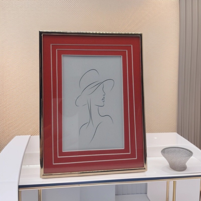 Light Gold Metal Frame Inlaid with Three-Layer Cardboard Photo Frame, Soft Decoration Simple Photo Frame Table Light Gold Metal Frame Inlaid with Three-Layer Cardboard Photo Frame, Soft Decoration Simple Photo Frame Table