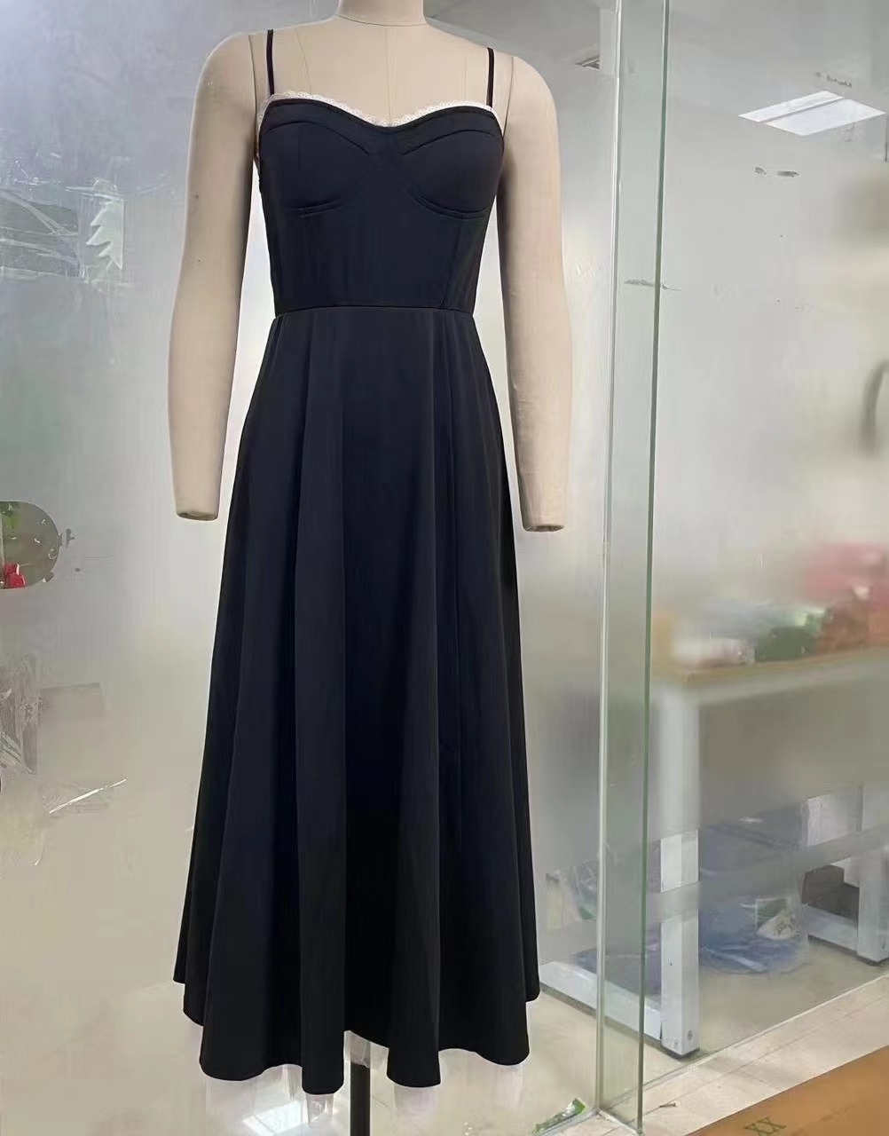 Robe camisole sexy à bordure en dentelle et ourlet double épaisseur – Robe d'été élégante et féminine pour femme (S-XL)_voghion.com