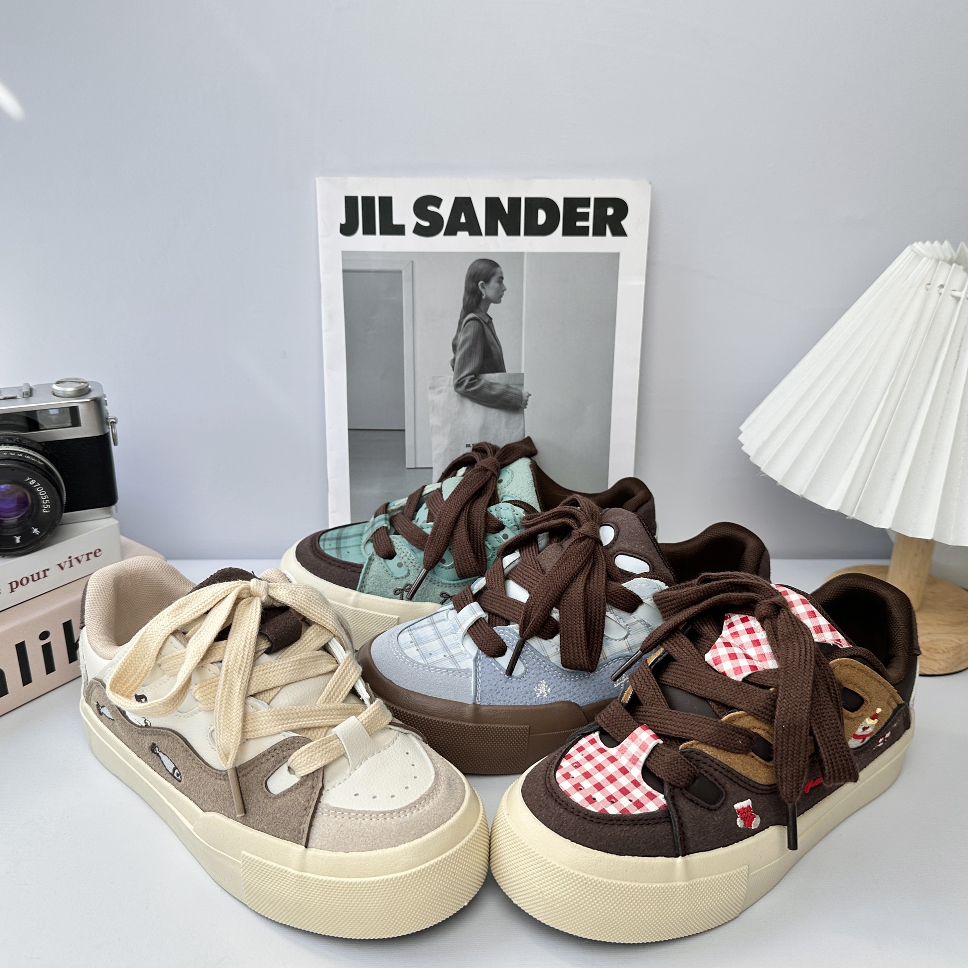 Zapatos deportivos y casuales de ondas distantes para niños y niñas en otoño de 2025 nuevos tipos de explosión, todos los tipos de zapatos de skate de suela gruesa ligera para padres