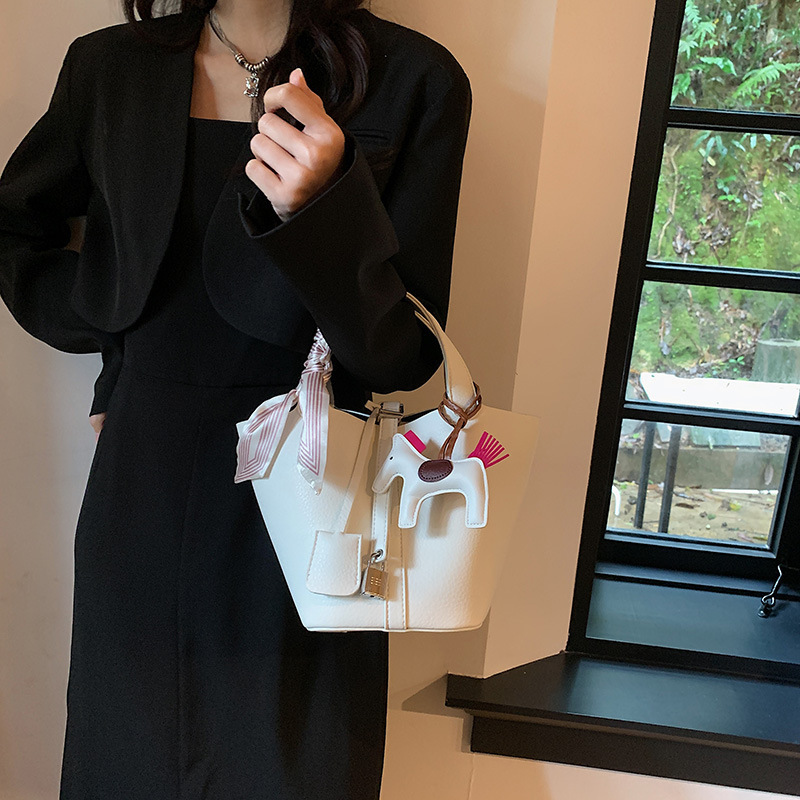 Bolso de diseño de nicho de estilo occidental de alta gama para mujer 2023 nuevo bolso de cerradura de red popular bolso de cubo de todo fósforo