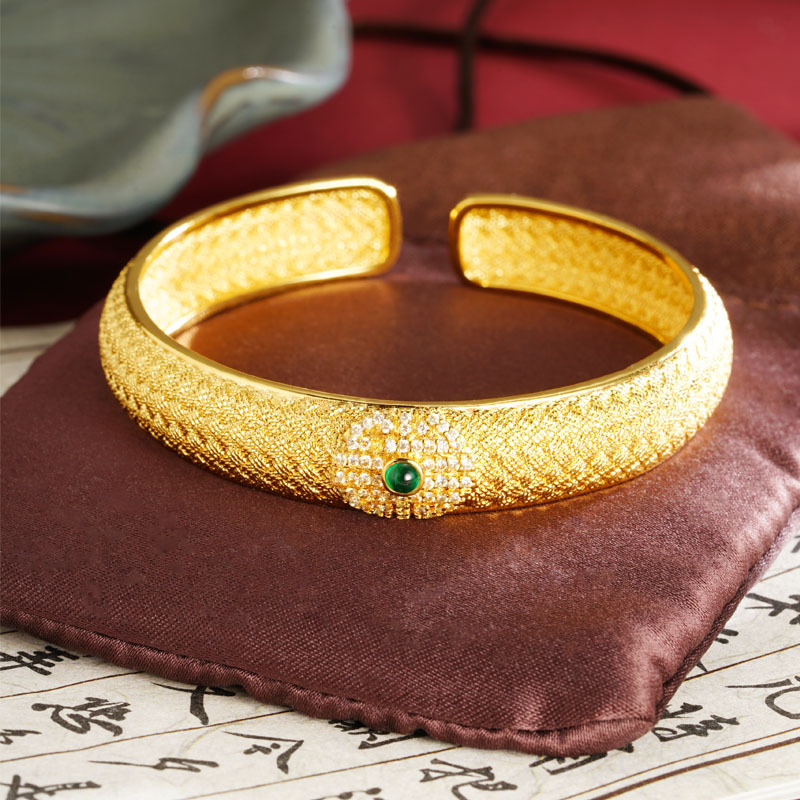 Antigua moda vietnamita con incrustaciones de oro de arena, textura retro, pulsera abierta, nicho femenino, diseño de lujo ligero, sentido de joyería que no se desvanece durante mucho tiempo