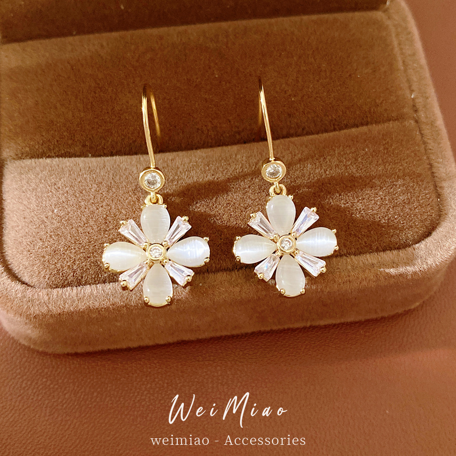 Zircon ojo de gato piedra flor gancho de orejas moda versátil temperamento diario pendientes ligero lujo alto sentido exquisito orejas al por mayor