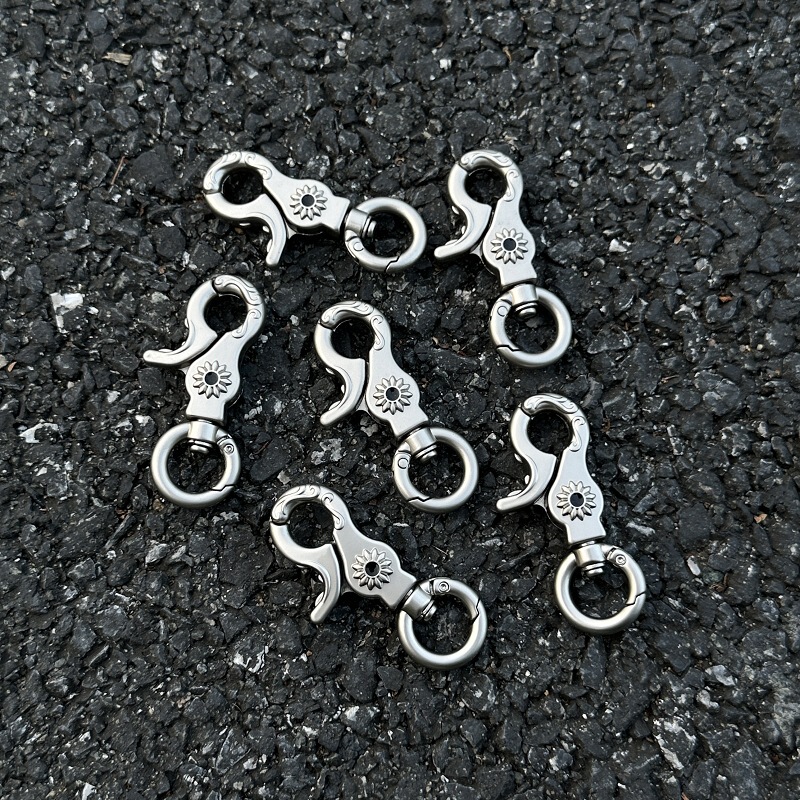 Car Keychain Accessories Zinc Alloy Engraved Waist Buckle Hardware Wholesale Cross-Border High-End Matte Surface Relief Daisy