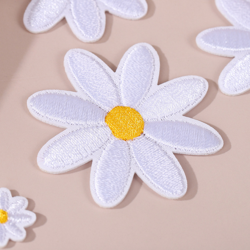 かわいいデイジーの花の布パッチ DIY 服の穴埋め補助材料 刺繍布パッチ 靴、帽子、バッグ用刺繍布パッチ|undefined