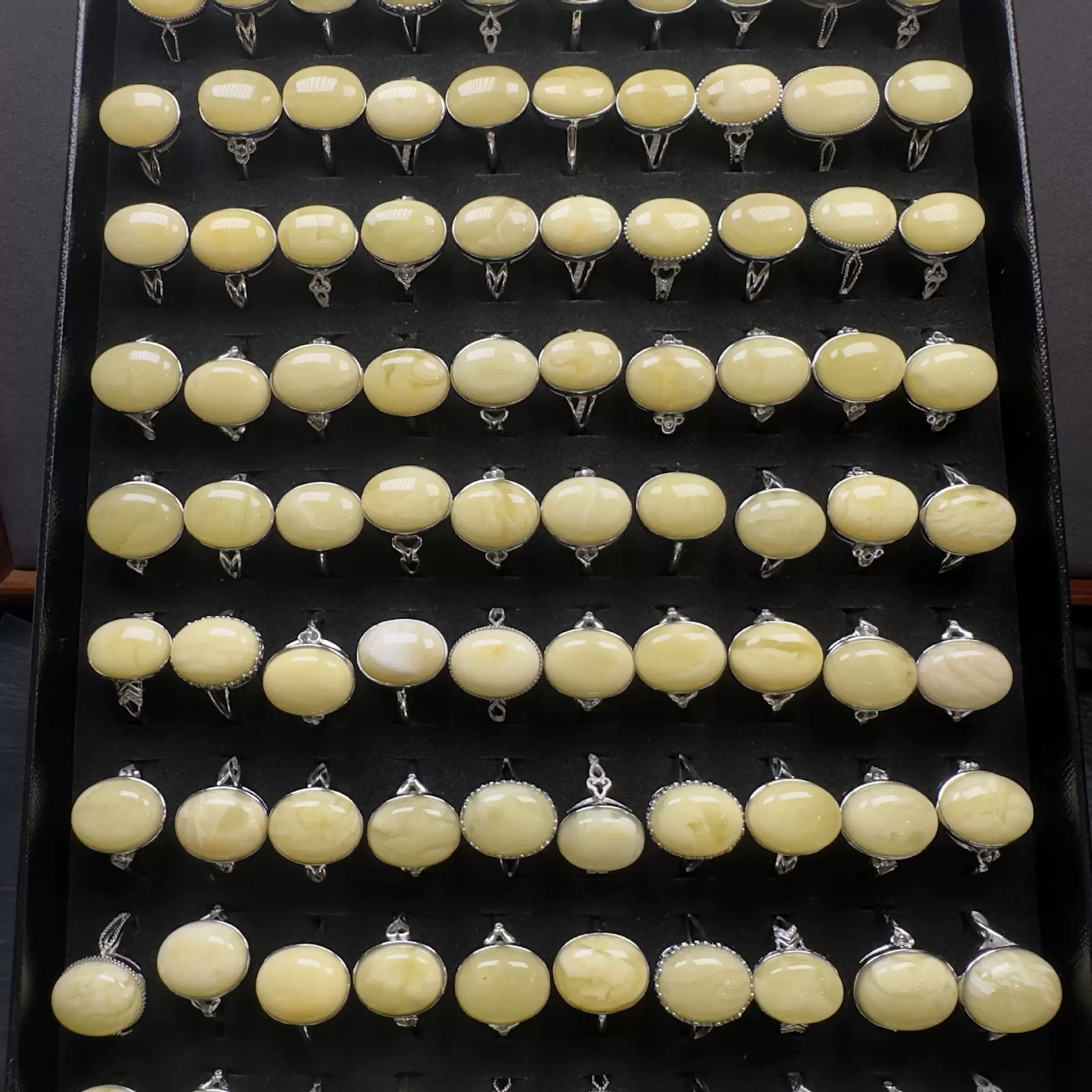 厂家批发天然蜜蜡戒指 S925银镶嵌手工包边女款 实体直播活动同款