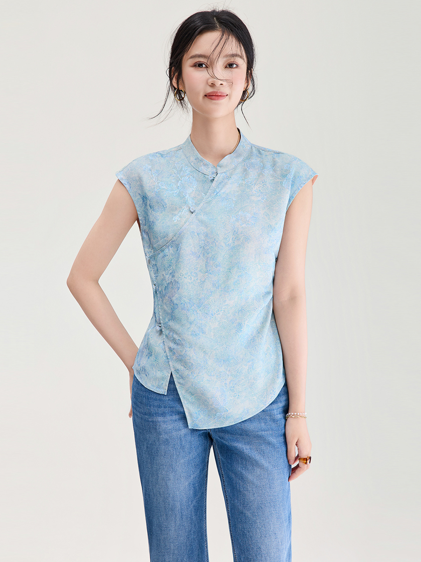Áo vest không tay nữ kiểu Trung Quốc mới, chất lụa Jacquard nhuộm chìm, tà áo chéo, mặc mùa hè — màu xanh nhạt