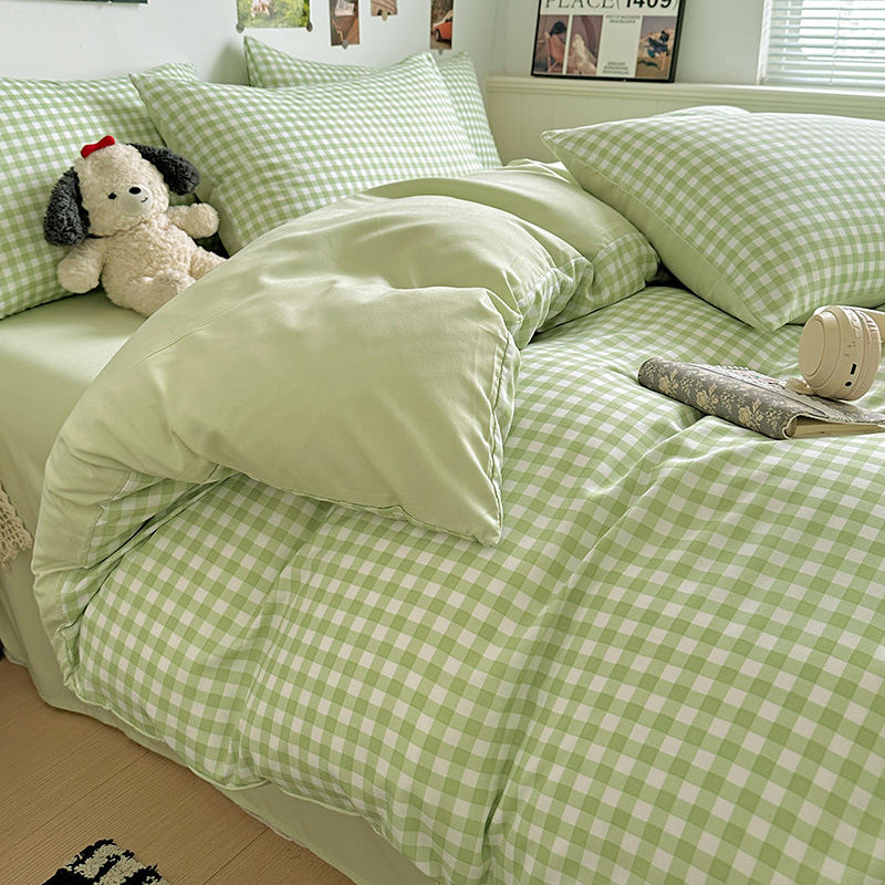 Juego de cuatro piezas de algodón lavado de alta calidad, funda nórdica con estampado a cuadros simple, juego de tres piezas estilo sábana para dormitorio individual de estudiantes, venta al por mayor