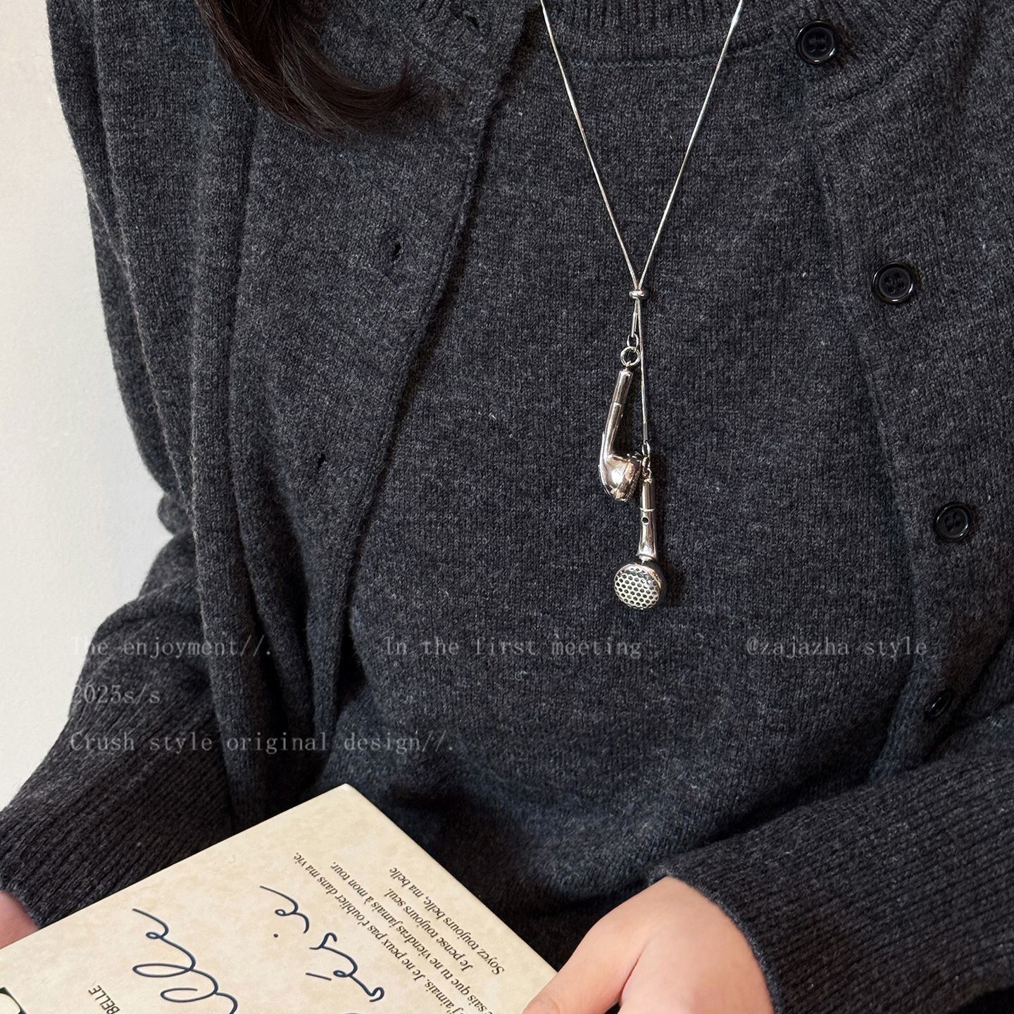 Long earphone sweater chain