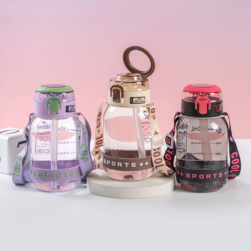 2025 nueva taza de plástico creativa portátil taza de paja taza de agua deportiva taza de letras patrón taza espacial al por mayor