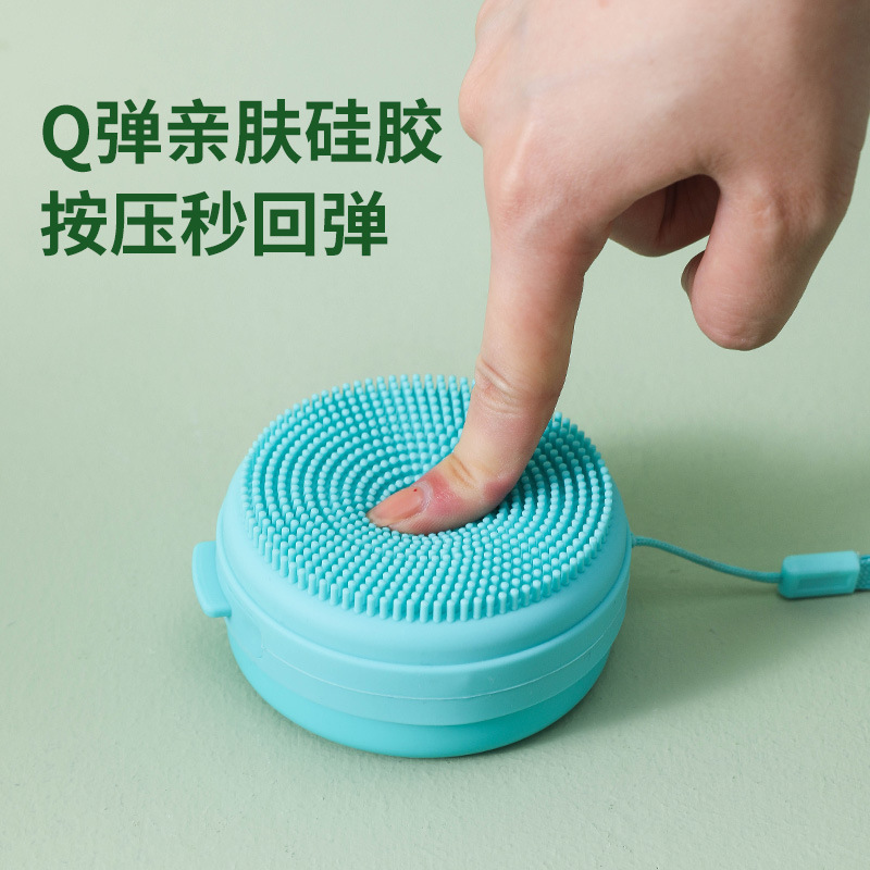 シリカゲル風呂ブラシで液体を入れます。赤ちゃんは大人でシャワーを浴びます。|undefined