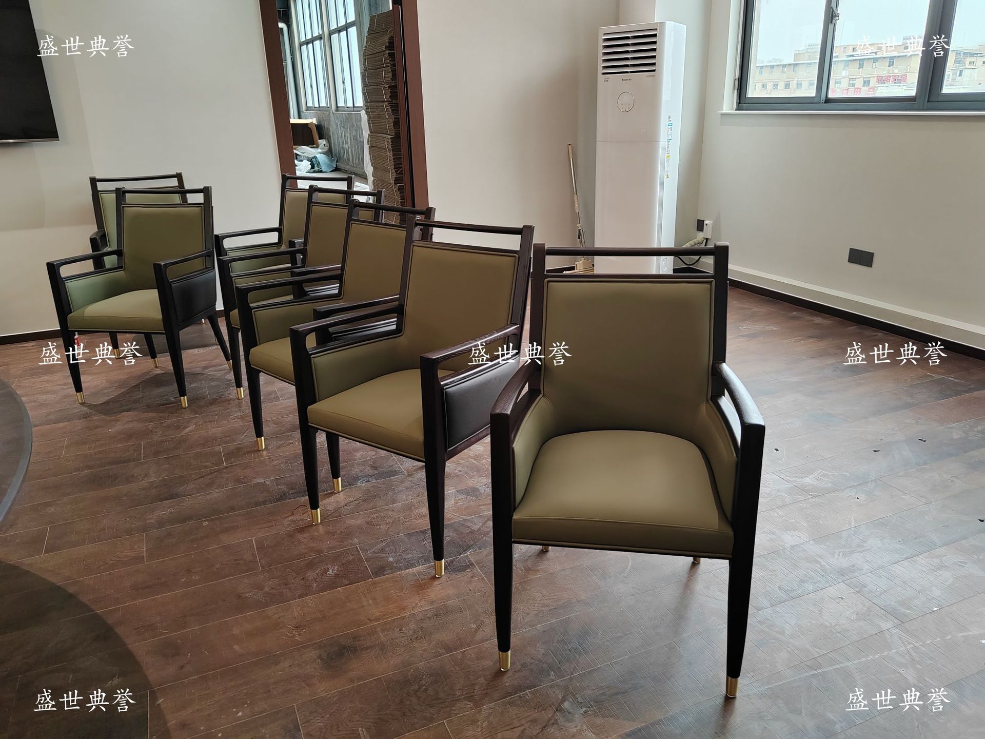 Zhenjiang international hotel mesa de comedor eléctrica de madera sólida y silla recepción interna de la empresa silla de comedor de madera sólida restaurante nueva silla China pic 3